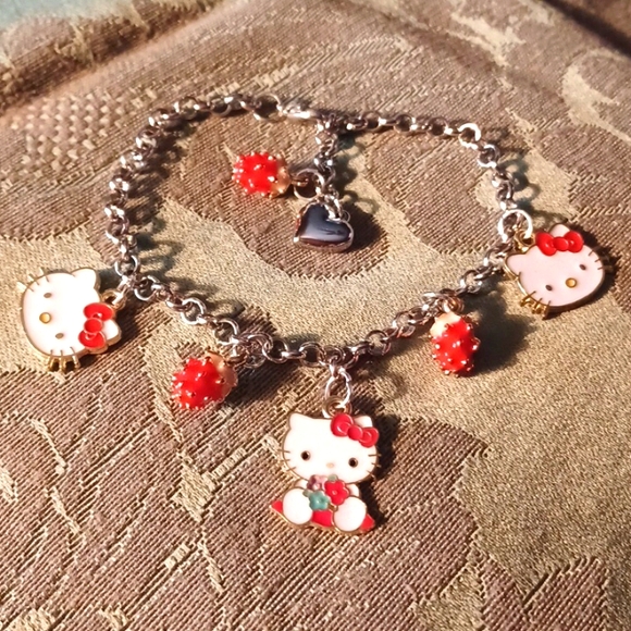Hello Kitty's Strawberry 🍓 Bracelet - Picture 5 of 7